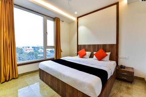 een slaapkamer met een groot bed en grote ramen bij Maurya Inn in Jodhpur
