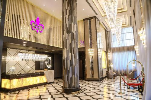 un vestíbulo con una mariposa rosa en el techo en Iris Hotel Baku - Halal Hotel en Bakú