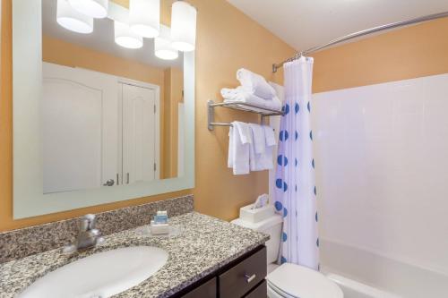 bagno con lavandino, servizi igienici e specchio di TownePlace Suites Huntsville a Huntsville