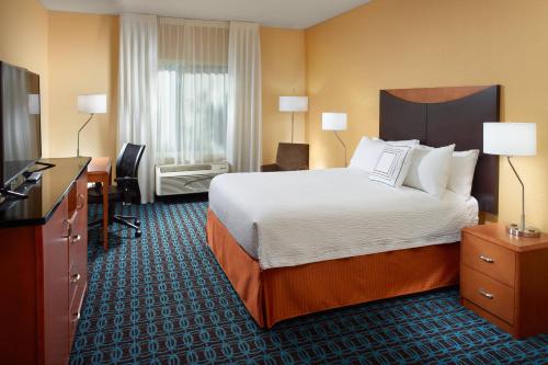 Habitación de hotel con cama grande y escritorio. en Fairfield Inn & Suites Clarksville, en Clarksville