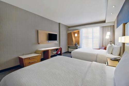 ナッシュビルにあるCourtyard by Marriott Nashville Green Hillsのベッド2台とテレビが備わるホテルルームです。