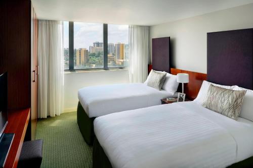 een hotelkamer met 2 bedden en een raam bij Marriott Executive Apartments Addis Ababa in Addis Ababa
