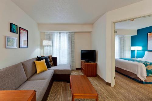 een woonkamer met een bank en een bed bij Residence Inn Chicago Southeast/Hammond, IN in Hammond