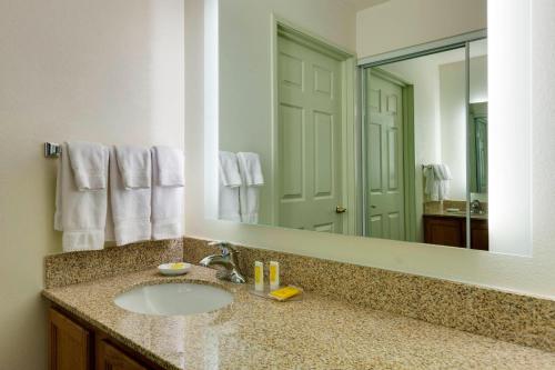 een badkamer met een wastafel en een grote spiegel bij Residence Inn Chicago Southeast/Hammond, IN in Hammond