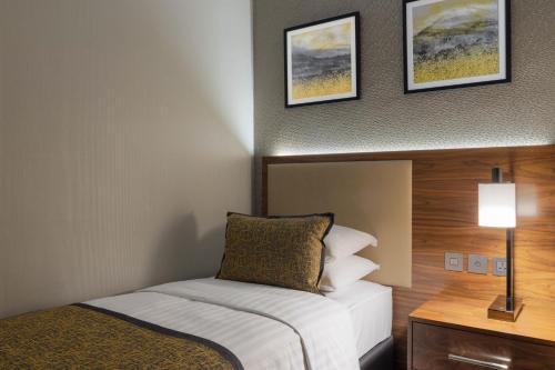 Ένα ή περισσότερα κρεβάτια σε δωμάτιο στο Marriott Executive Apartments Kuwait City