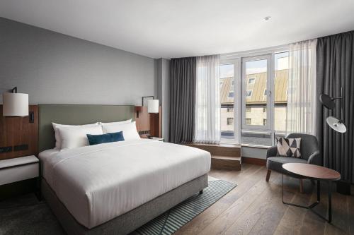 Postel nebo postele na pokoji v ubytování Prague Marriott Hotel