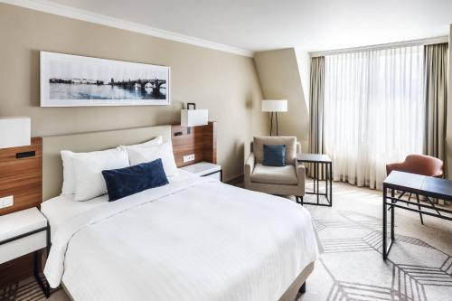 Ένα ή περισσότερα κρεβάτια σε δωμάτιο στο Prague Marriott Hotel