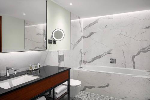 łazienka z wanną, toaletą i umywalką w obiekcie Prague Marriott Hotel w Pradze