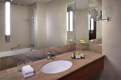 Ένα μπάνιο στο Prague Marriott Hotel