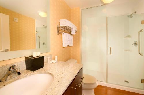 y baño con lavabo y ducha. en TownePlace Suites Bridgeport Clarksburg, en Bridgeport