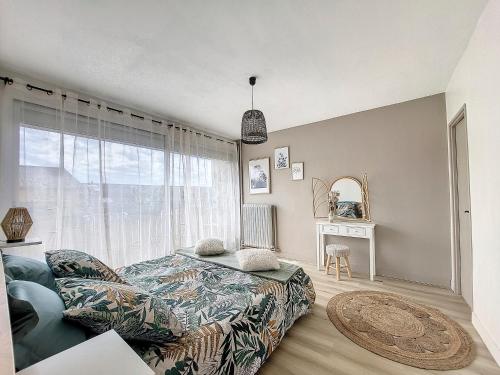 アヴィニョンにあるLes papalinesのベッドルーム1室(ベッド1台、椅子、窓付)