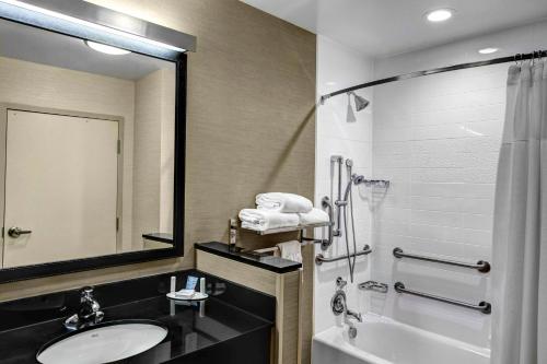 Fairfield Inn & Suites by Marriott Lansing at Eastwood في لانسينغ: حمام مع حوض وحوض ومرآة