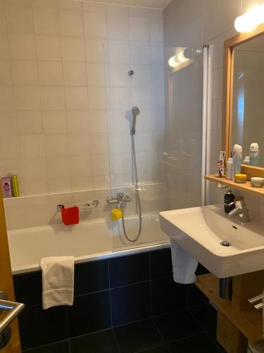 瓦勒迪利耶的住宿－Val D’Illiez mountain apartment.，带淋浴、盥洗盆和浴缸的浴室