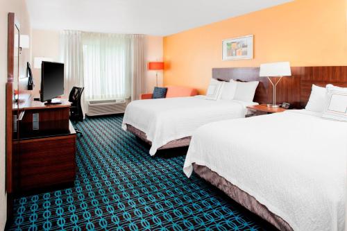 pokój hotelowy z 2 łóżkami i telewizorem z płaskim ekranem w obiekcie Fairfield Inn & Suites Macon w mieście Macon