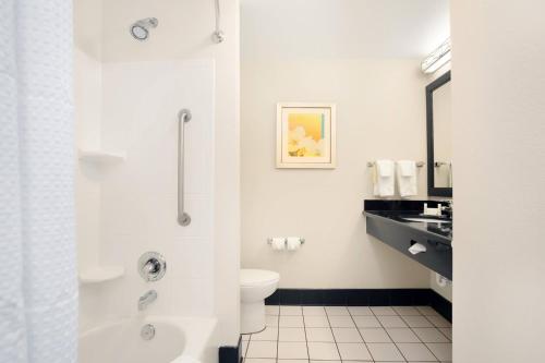 Baño blanco con aseo y lavamanos en Fairfield Inn and Suites by Marriott Saint Augustine I-95 en Saint Augustine