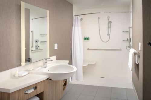 y baño con lavabo blanco y ducha. en SpringHill Suites by Marriott Loveland Fort Collins/Windsor, en Windsor