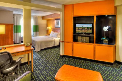 ein Hotelzimmer mit einem Bett und einem Flachbild-TV in der Unterkunft Fairfield Inn & Suites by Marriott Murfreesboro in Murfreesboro