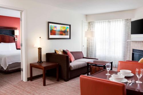 een woonkamer met een bank en een kamer met een bed bij Residence Inn by Marriott Billings in Billings
