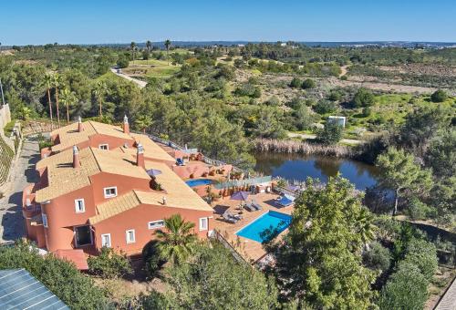 vista aerea di una casa con piscina di Panorama Castro Marim - Deluxe Villa With Pool a Castro Marim