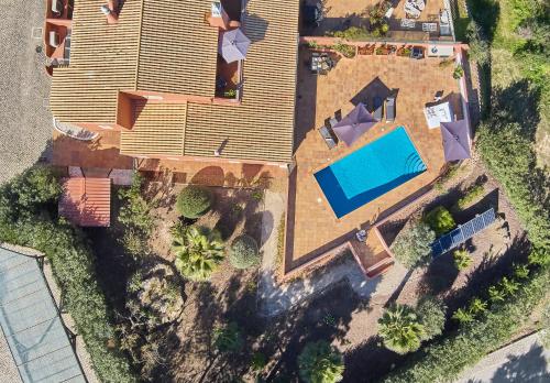 Panorama Castro Marim - Deluxe Villa With Pool في كاسترو ماريم: اطلالة علوية على منزل به مسبح