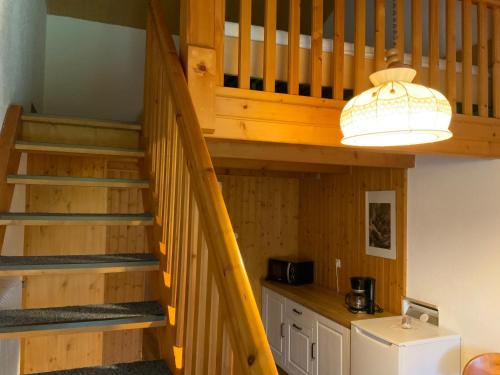 林德伯格的住宿－Hotel Schachten，带冰箱的厨房里的木楼梯