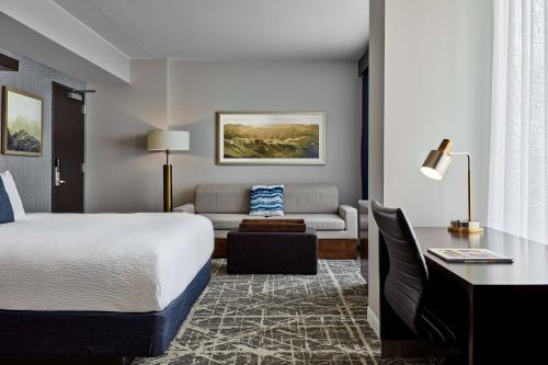 Habitación de hotel con cama y sofá en SpringHill Suites by Marriott Denver Downtown, en Denver