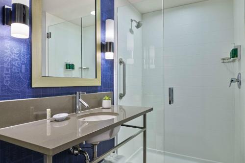 y baño con lavabo y ducha. en SpringHill Suites by Marriott Denver Downtown, en Denver