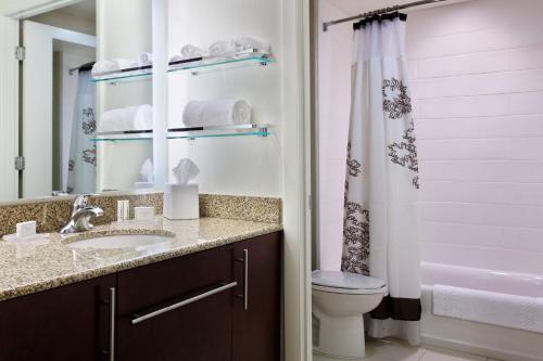 ein Bad mit einem Waschbecken, einem WC und einer Dusche in der Unterkunft Residence Inn by Marriott Little Rock Downtown in Little Rock