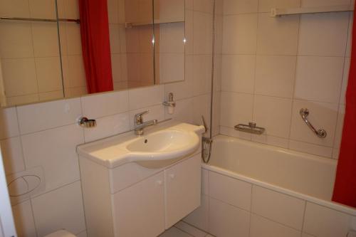 達沃斯的住宿－維爾貝拉酒店，白色的浴室设有水槽和浴缸。