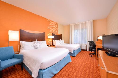 Habitación de hotel con 2 camas y TV de pantalla plana. en Fairfield Inn & Suites White Marsh, en Baltimore
