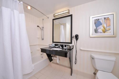Fairfield Inn & Suites White Marsh في بالتيمور: حمام مع حوض ومرحاض ومرآة