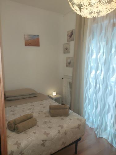 una camera con un letto con due cuscini sopra di Casa vacanze Mare Blu a Bellaria-Igea Marina