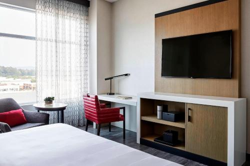 Телевизор и/или развлекательный центр в Seattle Marriott Redmond