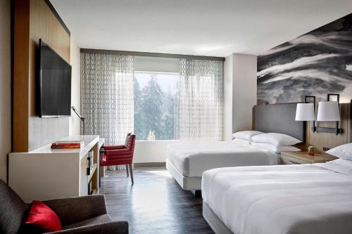 Habitación de hotel con 2 camas y ventana en Seattle Marriott Redmond, en Redmond