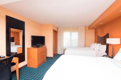Postel nebo postele na pokoji v ubytování Fairfield Inn & Suites by Marriott Omaha Downtown