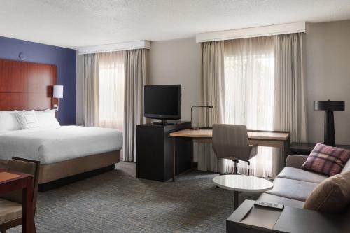 um quarto de hotel com uma cama e uma televisão em Residence Inn Philadelphia Willow Grove em Horsham