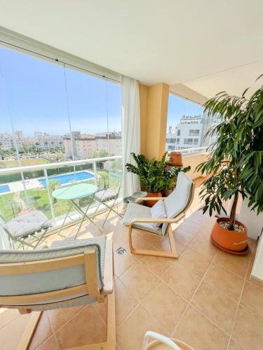Bright apartment with terrace, pool and beach