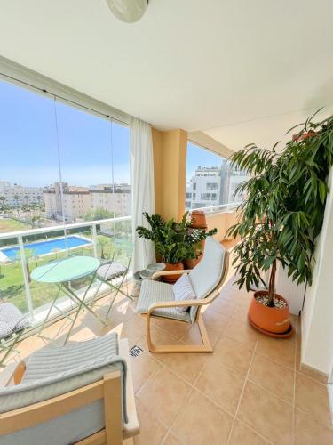Bright apartment with terrace, pool and beach