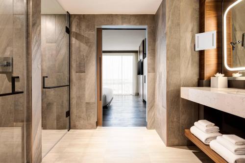 Odessa Marriott Hotel & Conference Center tesisinde bir banyo