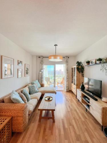 Bright apartment with terrace, pool and beach