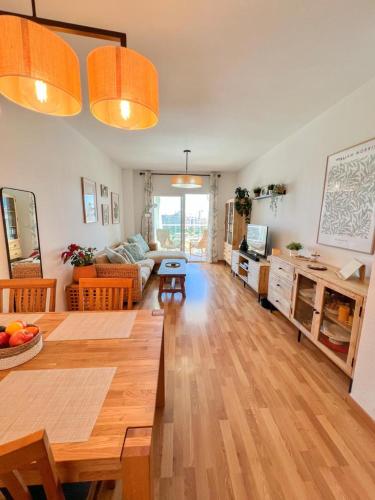 Bright apartment with terrace, pool and beach