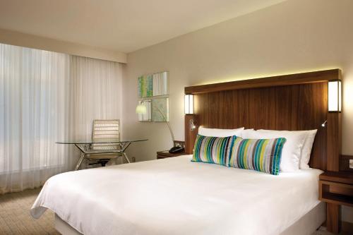 1 cama blanca grande en una habitación de hotel en Courtyard by Marriott Aberdeen Airport en Dyce