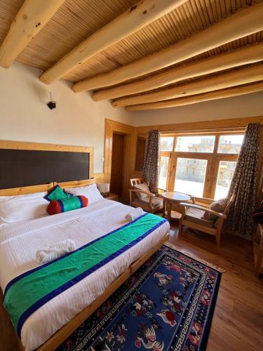 um quarto com uma cama grande num quarto em Namra Villa em Leh