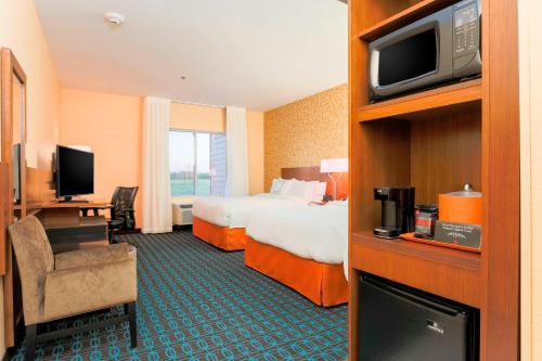 een hotelkamer met 2 bedden en een televisie bij Fairfield Inn & Suites by Marriott Pleasanton in Pleasanton