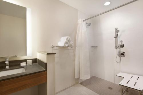 y baño con ducha y lavamanos. en Fairfield Inn & Suites by Marriott Boulder Longmont, en Longmont