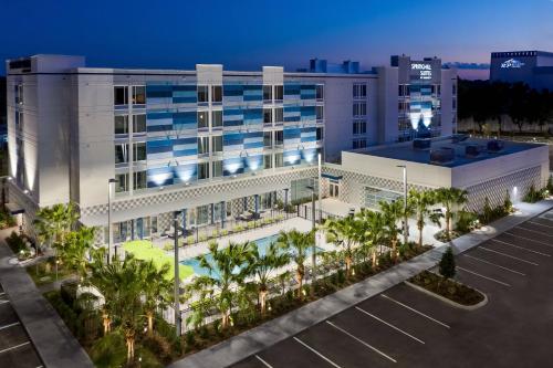 una vista aérea de un hotel con aparcamiento en SpringHill Suites Lakeland, en Lakeland