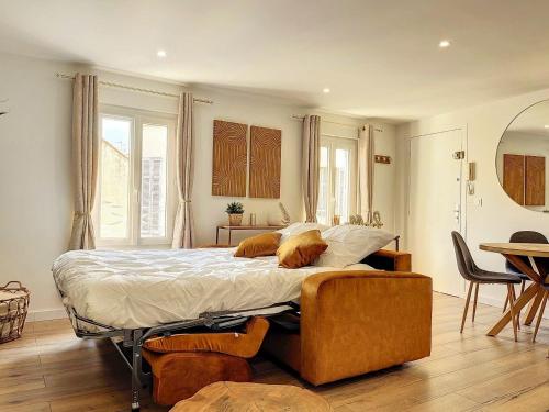 una camera con un grande letto e un tavolo con sedie di Cocon Forville - Palais des Festivals, Plages, clim a Cannes