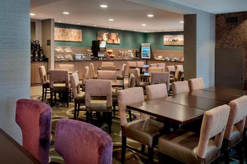 Fairfield Inn & Suites by Marriott Great Barrington Lenox/Berkshires في غريت بارينغتون: مطعم بطاولات وكراسي وبار