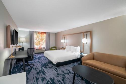 une chambre d'hôtel avec un lit et un canapé dans l'établissement Fairfield Inn & Suites Memphis I-240 & Perkins, à Memphis