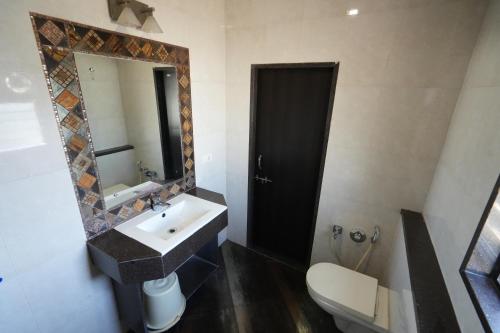 Un baño de Hotel Ravi Residency